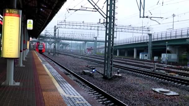 Сооружения Платформе Железнодорожного Пассажирского Вокзала Москве — стоковое видео