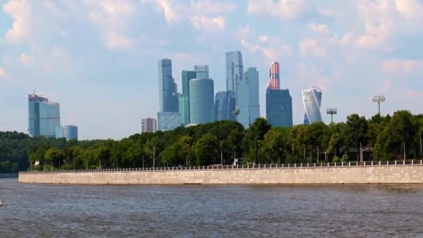 Blick Auf Den Fluss Auf Das Business Center Gebäude Und — Stockvideo