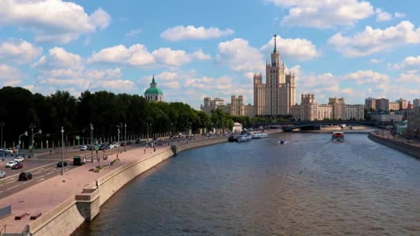 Fahrgastschiffe Auf Dem Fluss Und Dem Kotelnitscheskaja Damm Moskau Russland — Stockvideo