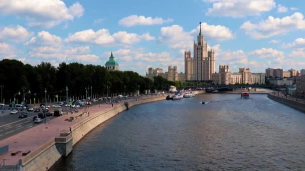 Navires Passagers Sur Fleuve Kotelnicheskaya Remblai Moscou Russie — Video