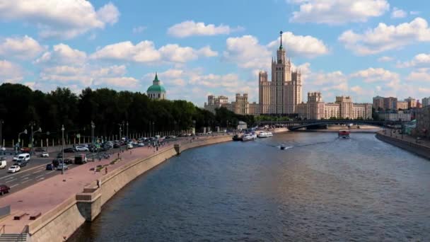 Fahrgastschiffe Auf Dem Fluss Und Dem Kotelnitscheskaja Damm Moskau Russland — Stockvideo