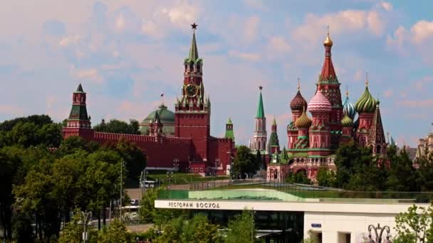 Θέα Των Κτιρίων Και Πύργων Του Κρεμλίνου Στην Κόκκινη Πλατεία — Αρχείο Βίντεο