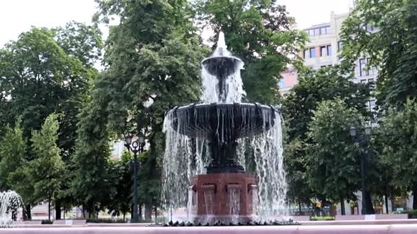 Jetstrålar Klart Klart Vatten Fontän Pushkin Torget Moskva Ryssland — Stockvideo