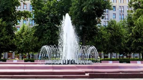 莫斯科普希金广场清澈的喷泉喷流 — 图库视频影像