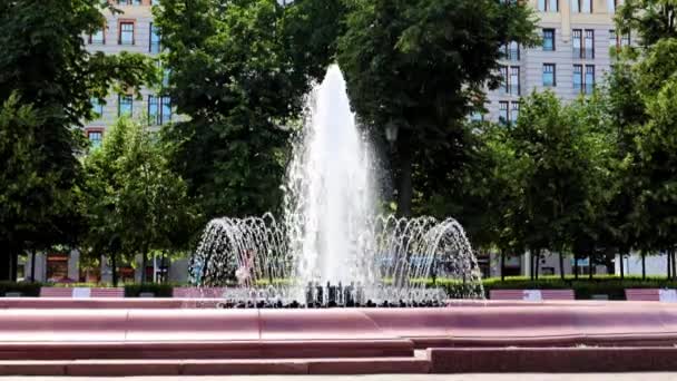 Πίδακες Καθαρού Σιντριβάνι Καθαρό Νερό Στην Πλατεία Πούσκιν Μόσχα Ρωσία — Αρχείο Βίντεο