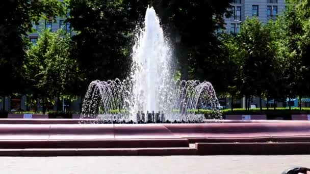 Πίδακες Καθαρού Σιντριβάνι Καθαρό Νερό Στην Πλατεία Πούσκιν Μόσχα Ρωσία — Αρχείο Βίντεο