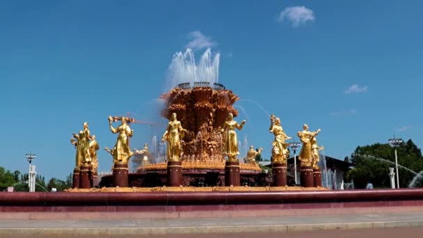 从俄罗斯莫斯科Vdnh公园安装的Druzhba Narodov喷泉喷出透明的水 — 图库视频影像