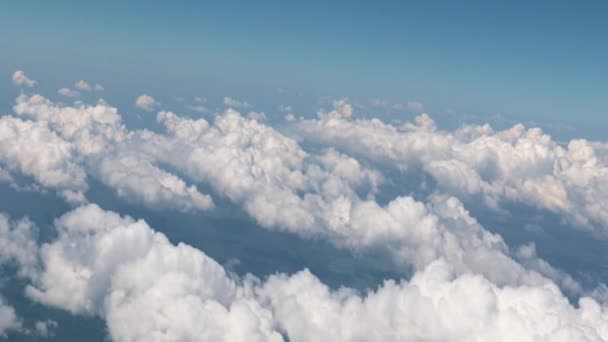 Zicht Bewolkte Lucht Vanuit Het Raam Van Het Ruimteschip — Stockvideo