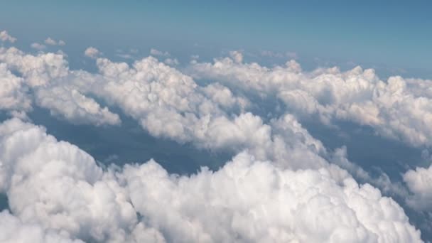 Uzay Aracının Penceresinden Bulutlu Gökyüzünün Görüntüsü — Stok video