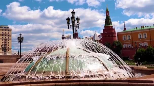 オホーツク流山ショッピングセンター屋上の噴水からのきれいな水モスクワロシア — ストック動画