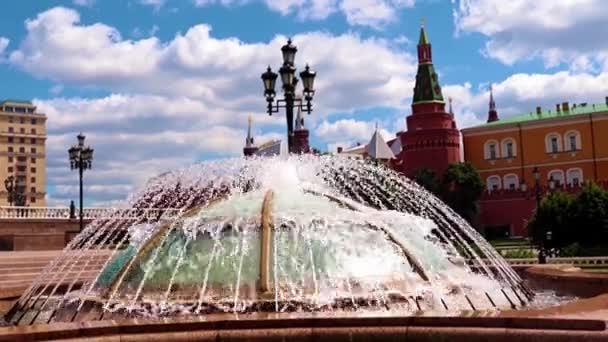 Schoon Water Uit Fontein Het Dak Van Winkelcentrum Okhotny Ryad — Stockvideo