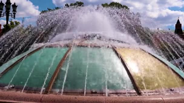 Sauberes Wasser Aus Dem Brunnen Auf Dem Dach Des Einkaufszentrums — Stockvideo