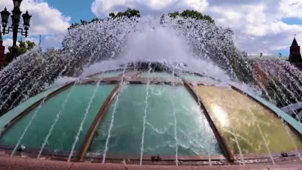 Schoon Water Uit Fontein Het Dak Van Winkelcentrum Okhotny Ryad — Stockvideo