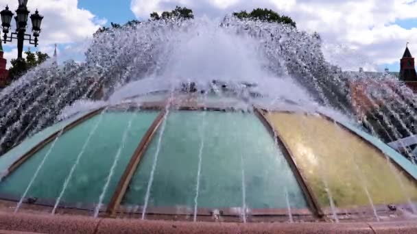 俄罗斯莫斯科Okhotny Ryad购物中心屋顶喷泉中的清洁水 — 图库视频影像