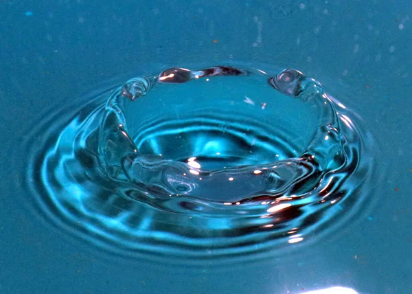 一滴液体落下后 清洁水的表面 — 图库照片
