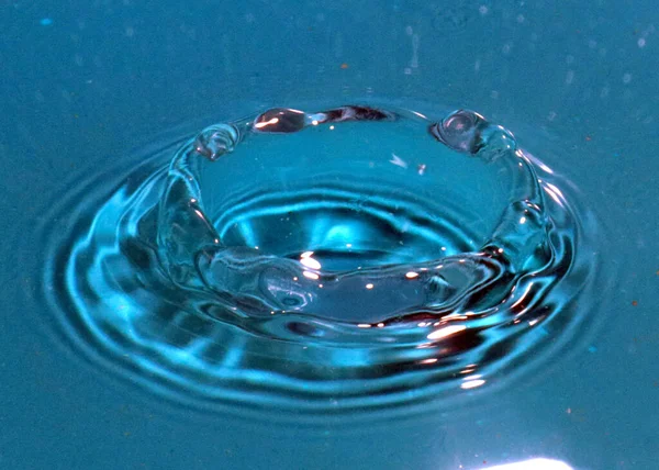 Superficie Dell Acqua Pulita Dopo Impatto Quando Cade Una Goccia — Foto Stock