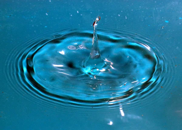 Uma Gota Água Cai Superfície Líquido Cria Redemoinhos Bizarros — Fotografia de Stock
