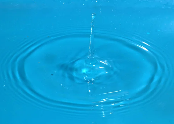 一滴水落下 液体的表面产生奇怪的漩涡 — 图库照片