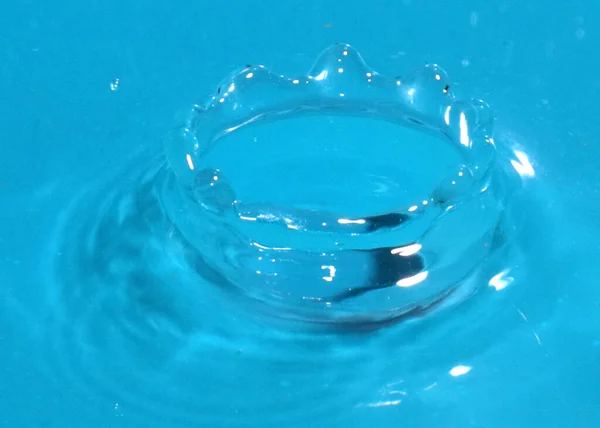 Een Druppel Water Valt Het Oppervlak Van Vloeistof Creëert Bizarre — Stockfoto
