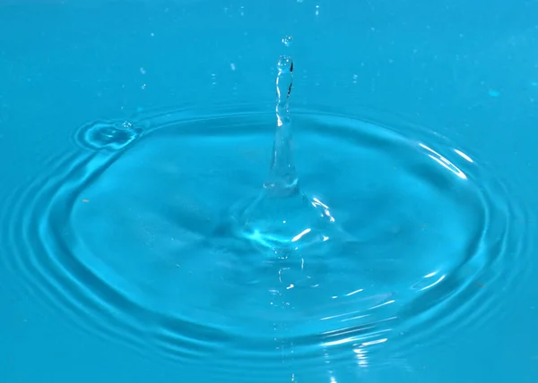 Ein Tropfen Wasser Fällt Und Die Oberfläche Der Flüssigkeit Erzeugt — Stockfoto