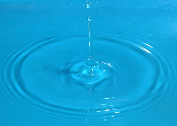 Drop Water Falls Surface Liquid Creates Bizarre Swirls — Stock Photo, Image