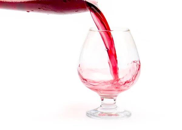 Kırmızı Şarap Bardağa Doluyor Tuhaf Girdaplar Yaratıyor — Stok fotoğraf