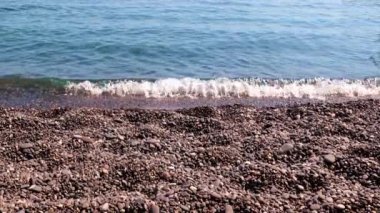 Akdeniz kıyısında berrak deniz suyu