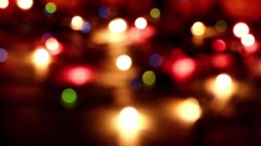 Yeni yıl tatili çelenklerinin yoğun ışık noktaları