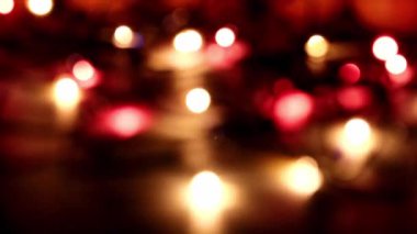 Yeni yıl tatili çelenklerinin yoğun ışık noktaları