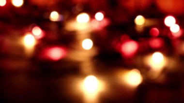 Yeni yıl tatili çelenklerinin yoğun ışık noktaları