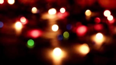 Yeni yıl tatili çelenklerinin yoğun ışık noktaları