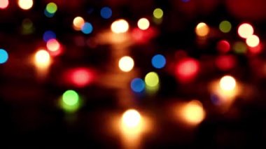 Yeni yıl tatili çelenklerinin yoğun ışık noktaları