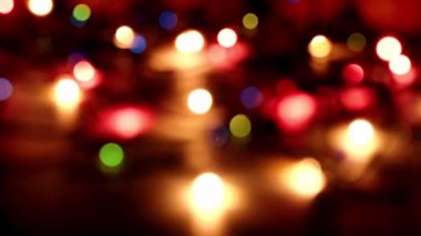 Yeni yıl tatili çelenklerinin yoğun ışık noktaları