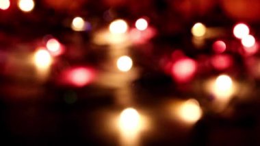 Yeni yıl tatili çelenklerinin yoğun ışık noktaları