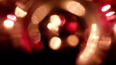 Yeni yıl tatili çelenklerinin yoğun ışık noktaları