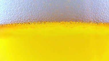 Hafif biranın yüzeyindeki köpüklerde hava kabarcıkları