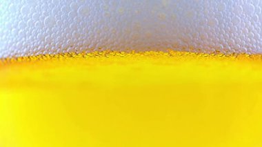 Hafif biranın yüzeyindeki köpüklerde hava kabarcıkları