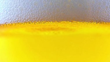Hafif biranın yüzeyindeki köpüklerde hava kabarcıkları