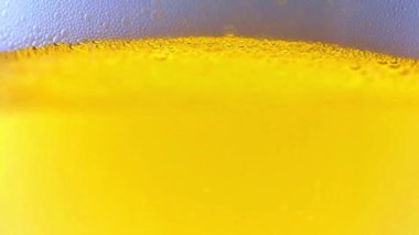 Hafif biranın yüzeyindeki köpüklerde hava kabarcıkları