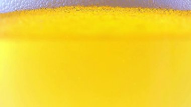 Hafif biranın yüzeyindeki köpüklerde hava kabarcıkları