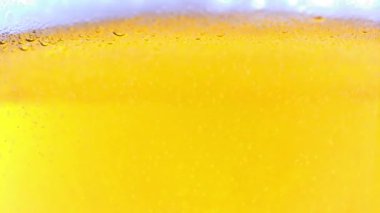 Bir bardak hafif birada hava kabarcıkları