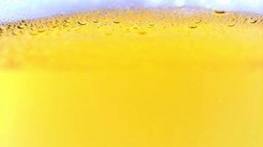 Bir bardak hafif birada hava kabarcıkları