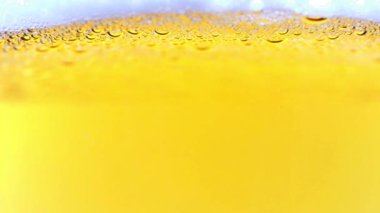 Bir bardak hafif birada hava kabarcıkları