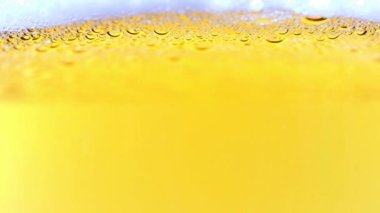 Bir bardak hafif birada hava kabarcıkları