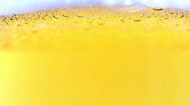 Bir bardak hafif birada hava kabarcıkları