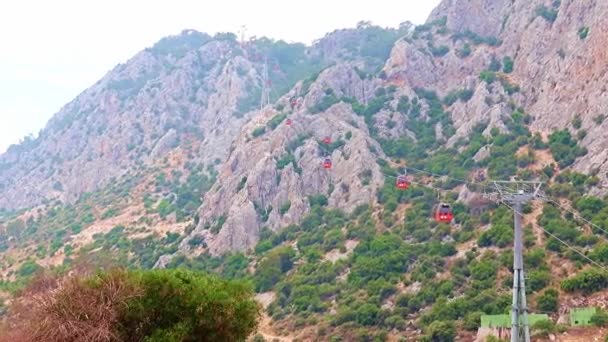 ブースや建物 アンタルヤトルコの街の近くの山へのケーブルカー — ストック動画
