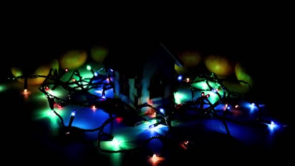 Luz Brillante Una Guirnalda Navidad Una Casa Madera Como Símbolo — Vídeos de Stock