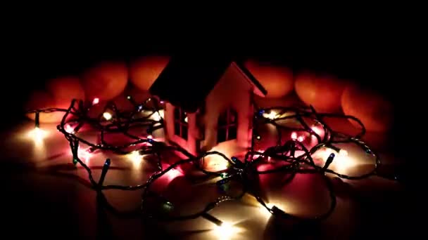 Helles Licht Einer Weihnachtsgirlande Und Eines Holzhauses Als Symbol Für — Stockvideo