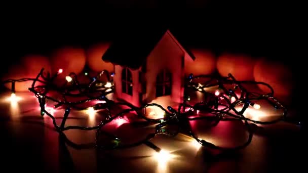 Helles Licht Einer Weihnachtsgirlande Und Eines Holzhauses Als Symbol Für — Stockvideo