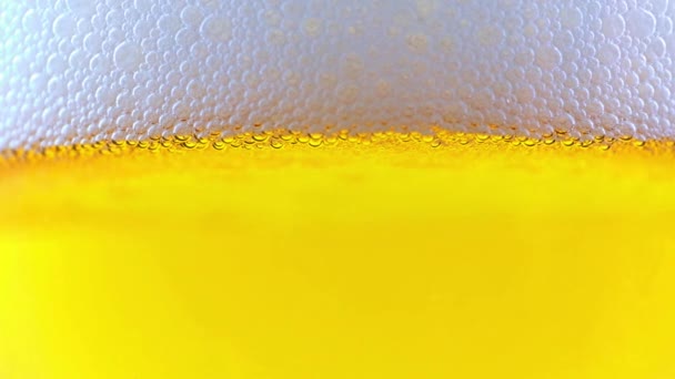 Bolle Aria Nella Schiuma Sulla Superficie Della Birra Leggera — Video Stock